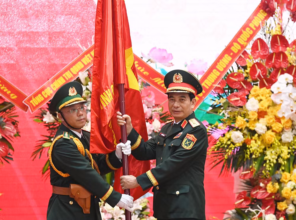 Đại tướng Phan Văn Giang đã trao Quân kỳ Quyết thắng tặng Ban Chỉ huy Bộ đội Biên phòng.