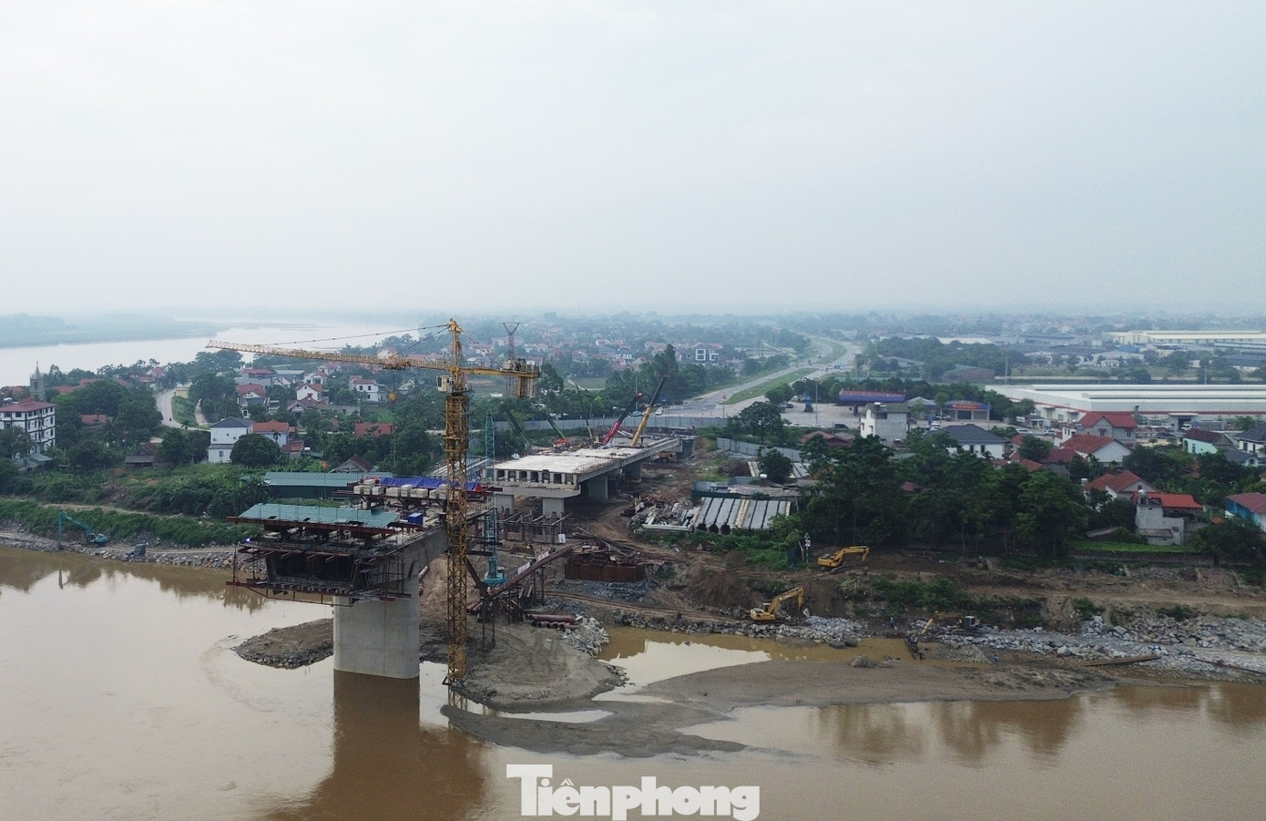 Đặc biệt, ngày 6/3, Đại tướng Phan Văn Giang đã yêu cầu đơn vị hoàn thành cầu Phong Châu mới vào đầu tháng 10/2025. Ngày 22/6, Thủ tướng Phạm Minh Chính yêu cầu tỉnh Phú Thọ, Bộ Quốc phòng hoàn thành cầu Phong Châu mới trước ngày 31/10. Vì vậy, đơn vị gấp rút thực hiện các hạng mục còn lại để đưa công trình về đích đúng thời hạn mà Thủ tướng Chính phủ đề ra.