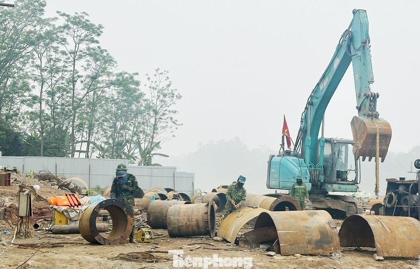 Chị Nguyễn Thị Thu, xã Vạn Xuân, huyện Tam Nông, tỉnh Phú Thọ cho biết, mỗi sáng thức dậy người dân đã thấy công trình cầu Phong Châu mới một khác. Công trường sáng đèn xuyên đêm, công nhân thi công suốt ngày đêm kể cả ngày nghỉ, ngày lễ.