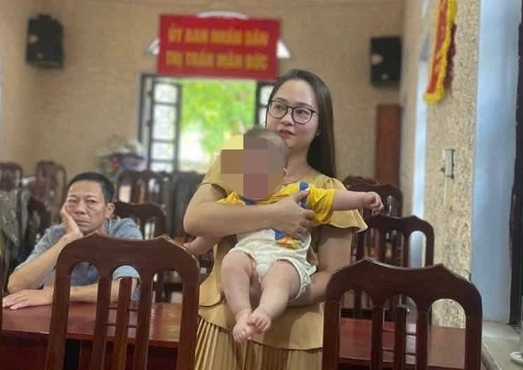 Cháu bé hơn 4 tháng tuổi bị bỏ rơi đang được người dân chăm sóc.