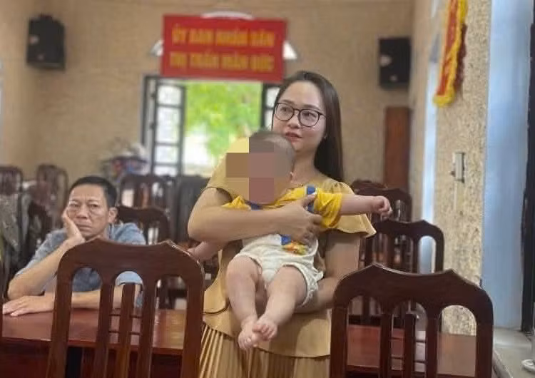 Cháu bé hơn 4 tháng tuổi bị bỏ rơi đang được người dân chăm sóc. Cháu bé hơn 4 tháng tuổi bị bỏ rơi đang được người dân chăm sóc.
