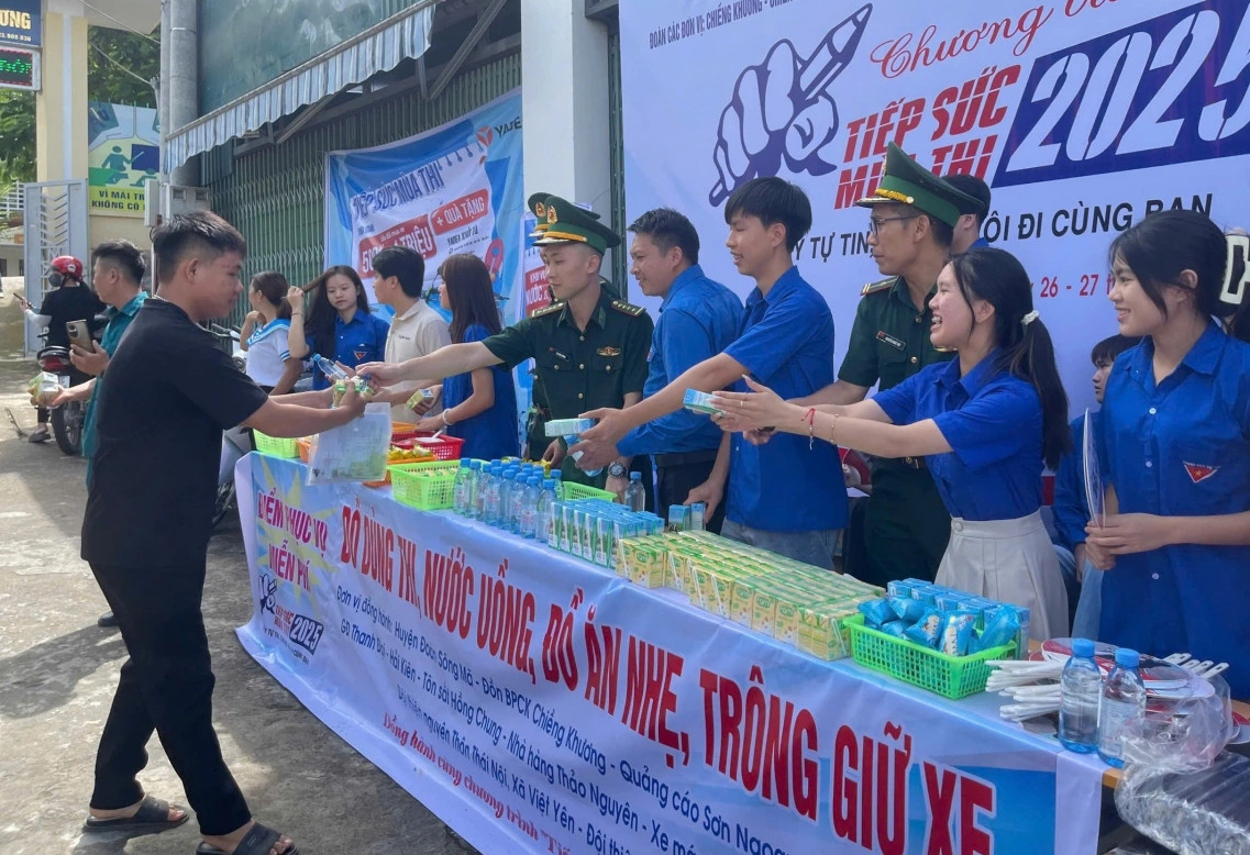 Ngoài việc chuẩn bị các bữa ăn ngon, các cán bộ, chiến sĩ Bộ đội Biên phòng Sơn La cùng với đoàn viên thanh niên địa phương hỗ trợ các thí sinh tại các điểm thi trên địa bàn biên giới.