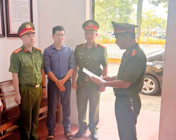 Cơ quan CSĐT thi hành lệnh bắt bị can để tạm giam đối với Trần Tuấn Phương.