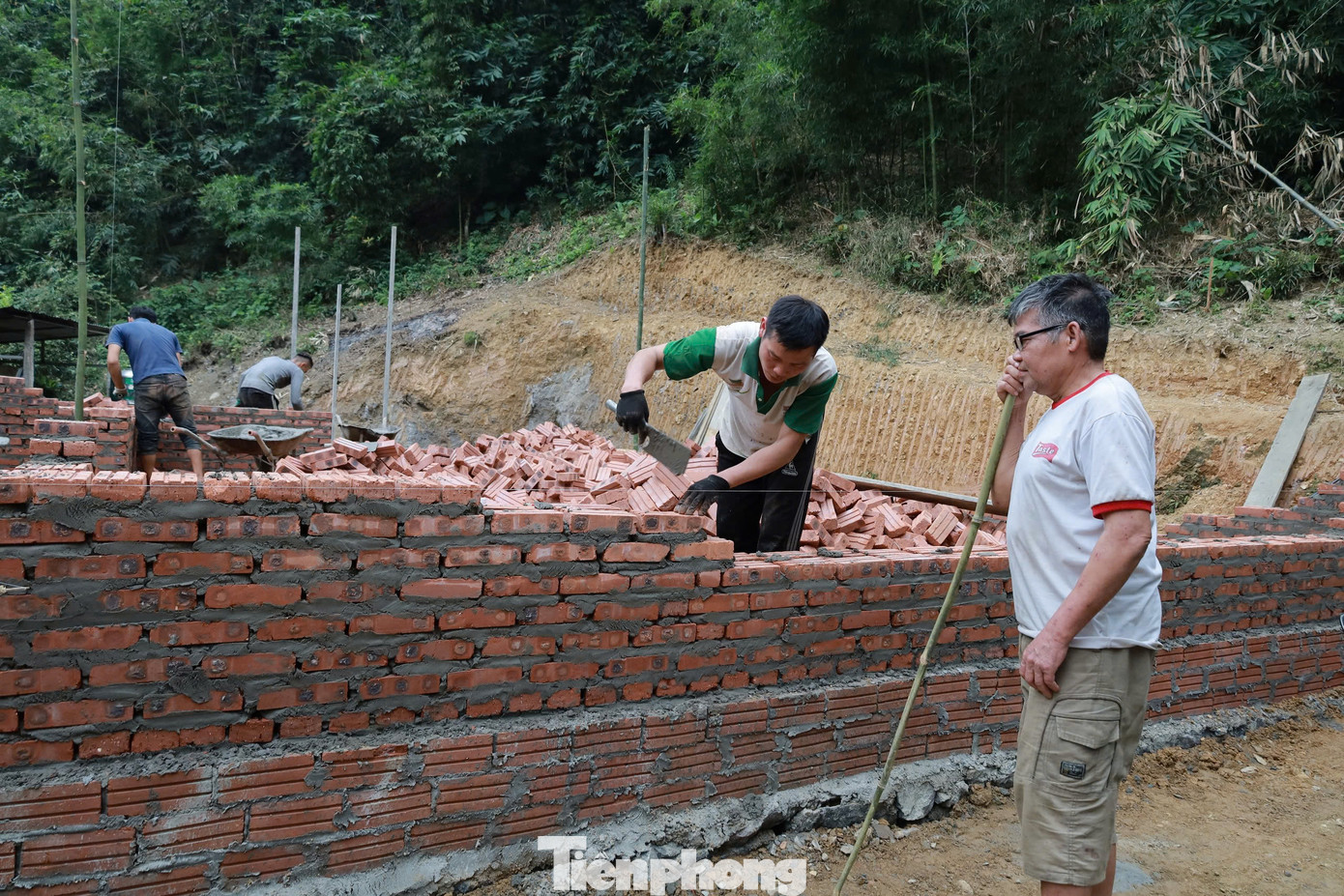 Niềm hạnh phúc của người dân khi được chính quyền địa phương, doanh nghiệp và người dân giúp xóa nhà tạm. Niềm hạnh phúc của người dân khi được chính quyền địa phương, doanh nghiệp và người dân giúp xóa nhà tạm.