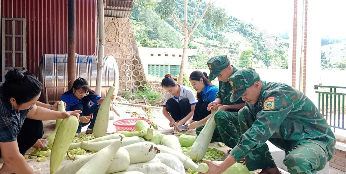 Rau, củ, quả tươi ngon được thu hoạch từ vườn tăng gia của các Đồn Biên phòng.