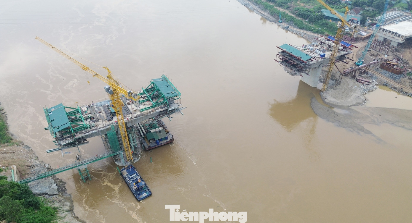 Thượng tá Nhâm Mạnh Đôn, Phó giám đốc Ban điều hành Trường Sơn 9, Binh đoàn 12 chia sẻ, cầu Phong Châu mới thuộc nhóm công trình trọng điểm, có tính cấp bách, khẩn trương, được lãnh đạo Đảng, Nhà nước đặc biệt quan tâm.