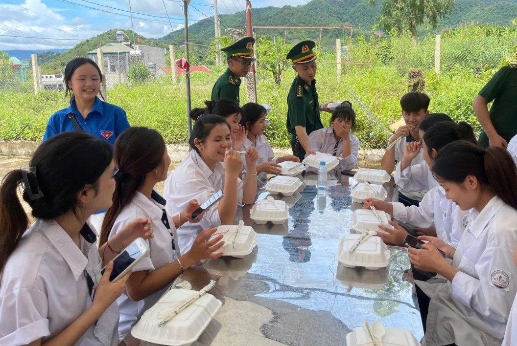 Sau mỗi môn thi căng thẳng thí sinh được thưởng thức các bữa ăn ngon, đảm bảo dinh dưỡng, tiếp tục bước vào môn thi mới.