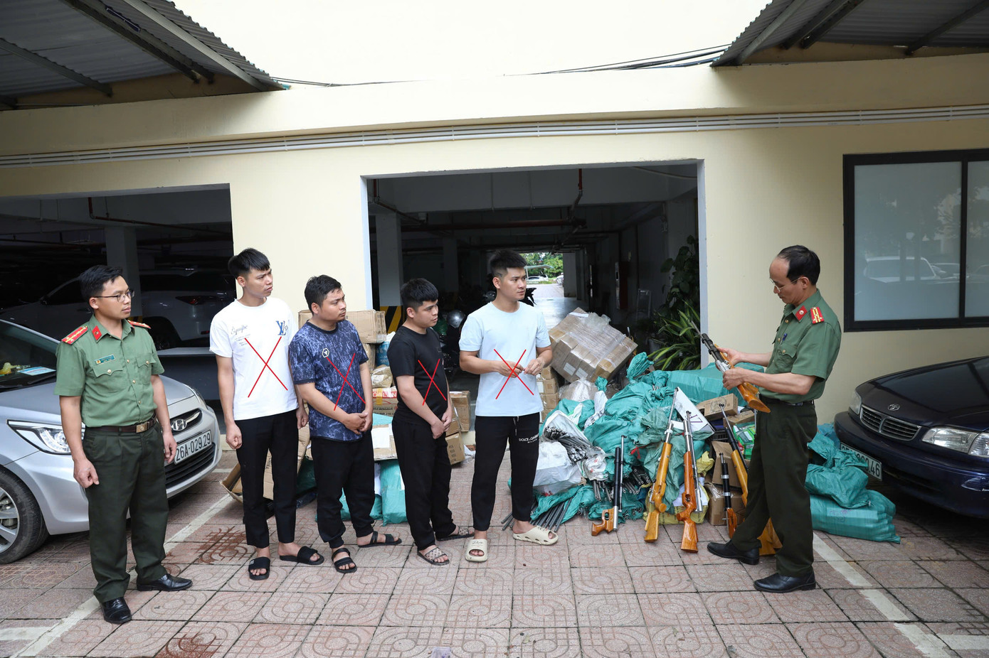 Các đối tượng và tang vật bị thu giữ.