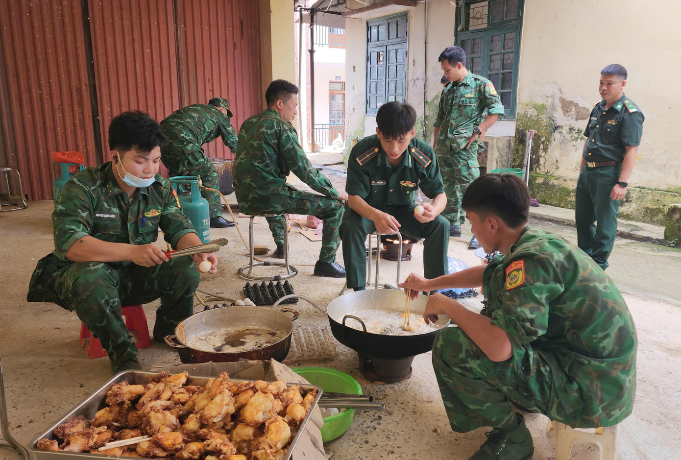 Dưới bàn tay chế biến của bộ đội các món ăn rất ngon, bảo đảm an toàn thực phẩm, hợp với khẩu vị các sĩ tử.
