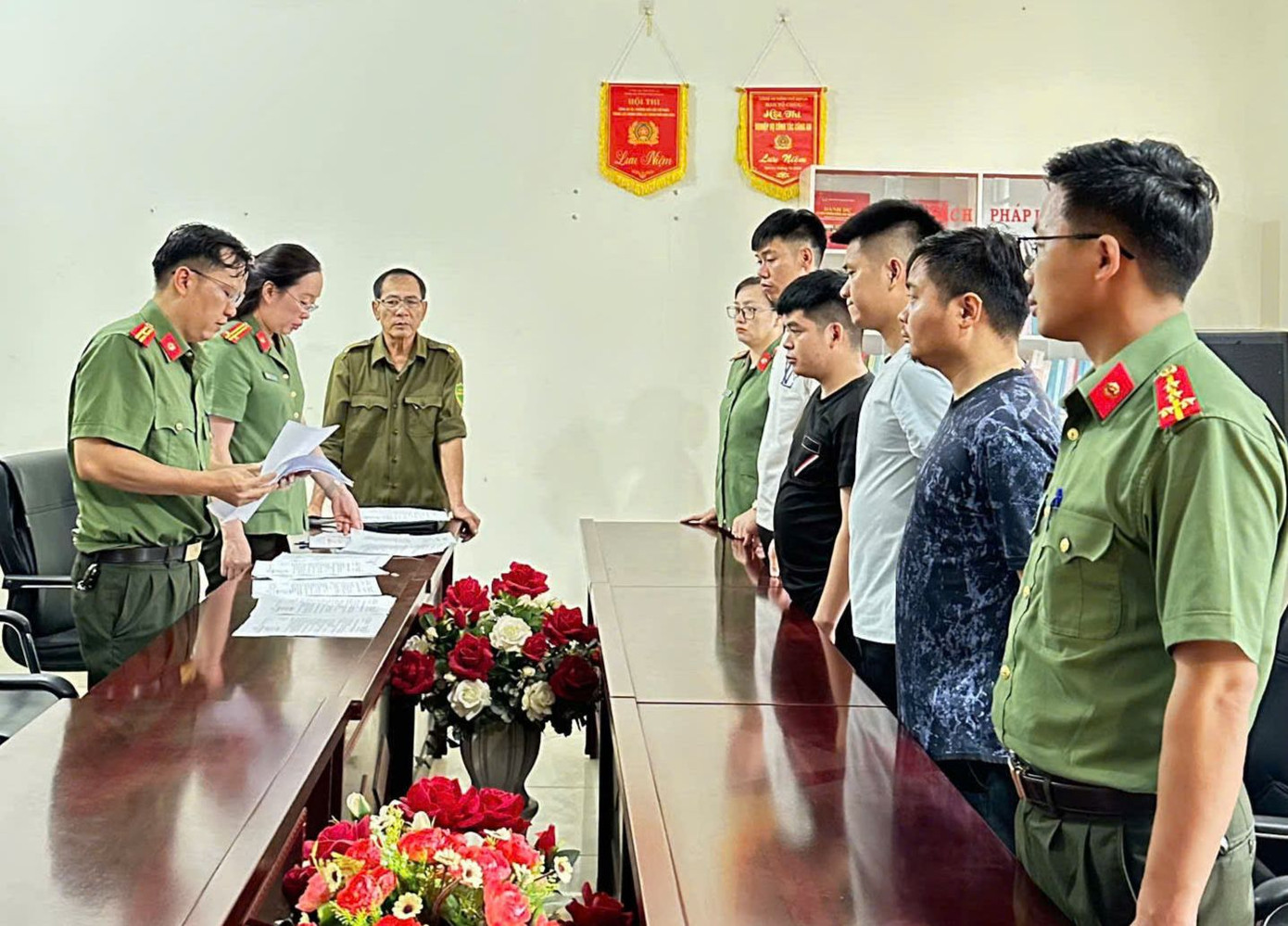 Lực lượng chức năng đọc quyết định giữ người trong trường hợp khẩn cấp.