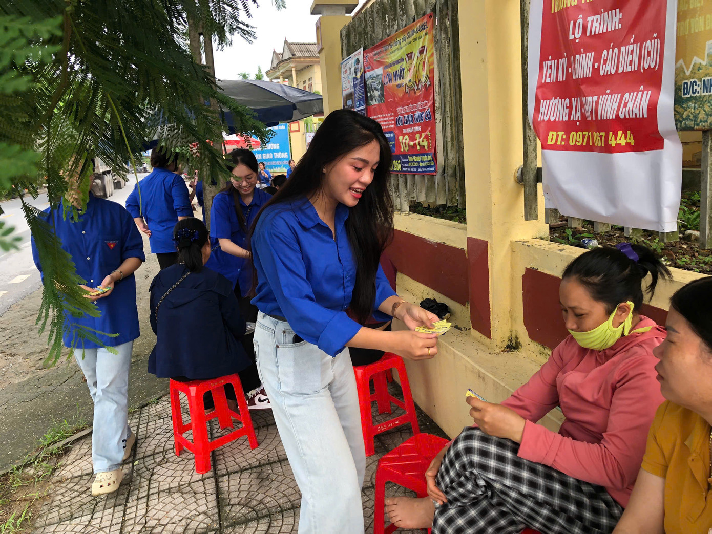 Đoàn viên trông giữ xe miễn phí cho phụ huynh, học sinh dự thi tốt nghiệp THPT. Đoàn viên trông giữ xe miễn phí cho phụ huynh, học sinh dự thi tốt nghiệp THPT.