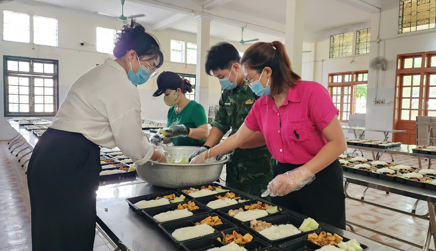 Việc nấu các suất ăn miễn phí cán bộ, chiến sĩ Bộ đội Biên phòng luôn được sự đồng hành của phụ nữ, đoàn viên thanh niên địa phương chuẩn bị những bữa ăn ngon cho thí sinh.