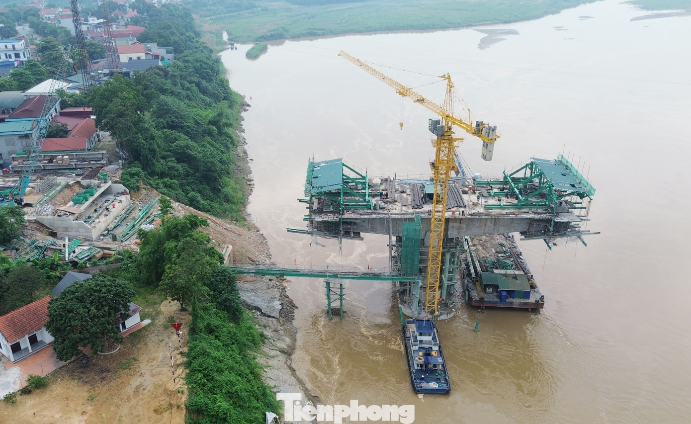 Để hoàn thành mục tiêu đề ra, đơn vị đã chú trọng lựa chọn đội ngũ cán bộ, kỹ sư giàu kinh nghiệm; đội ngũ công nhân, người lao động có tay nghề cao, nắm chắc các yêu cầu về chất lượng, kỹ thuật, mỹ thuật của công trình. “Tiến độ của cầu Phong Châu đã đạt 70% tiến độ. Hiện nay, trên công trường, chúng tôi duy trì hơn 250 người làm ngày làm đêm, tiến hành đúc hẫng cân bằng nối các nhịp cầu chính. Đặc biệt, trong giai đoạn này, thời tiết ở Phong Châu mưa nhiều, công nhân phải căng bạt che mưa làm việc để làm kịp tiến độ hoàn thành cầu vào ngày 31/10”, Thượng tá Nhâm Mạnh Đôn khẳng định.