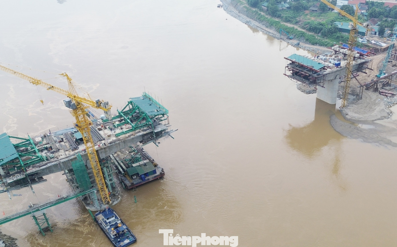 “Cầu Phong châu mới là niềm mong đợi của người dân, nên cầu hoàn thành đến đâu người dân lại vui và hạnh phúc thêm. Người dân cảm ơn lãnh đạo Đảng, Nhà nước luôn quan tâm chỉ đạo xây dựng hoàn thành sớm cầu Phong Châu và mong ngóng đến tháng 10 để được đi lại trên cây cầu mới”, chị Thu cho hay.