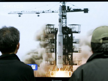 Người Hàn Quốc xem vụ phóng tên lửa Triều Tiên qua truyền hình năm 2009