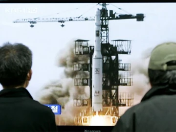 Người Hàn Quốc xem vụ phóng tên lửa Triều Tiên qua truyền hình năm 2009