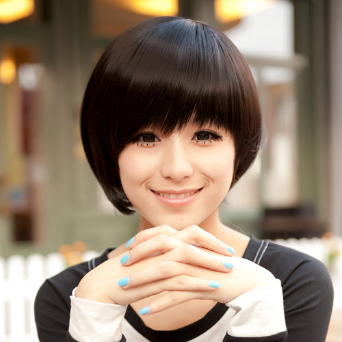 Mái tóc ngang với phần đuôi tóc được uốn xoăn và đánh rối một cách tự nhiên sẽ là phù hợp nhất với những cô nàng công sở. Mái tóc được ép thẳng và ốp vào mặt sẽ phù hợp với những cô gái có gương mặt tròn. Kiểu tóc đơn giản với đuôi tóc ở mang tai dược làm cụp vào trong, ôm lấy gương mặt. Với kiểu tóc này trông bạn thật dễ thương, trẻ trung.