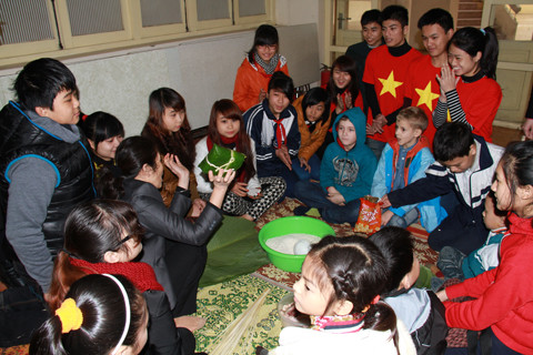 Các bạn trẻ được hướng dẫn cách gói bánh chưng cổ truyền ngày Tết. Ảnh: Trường Phong