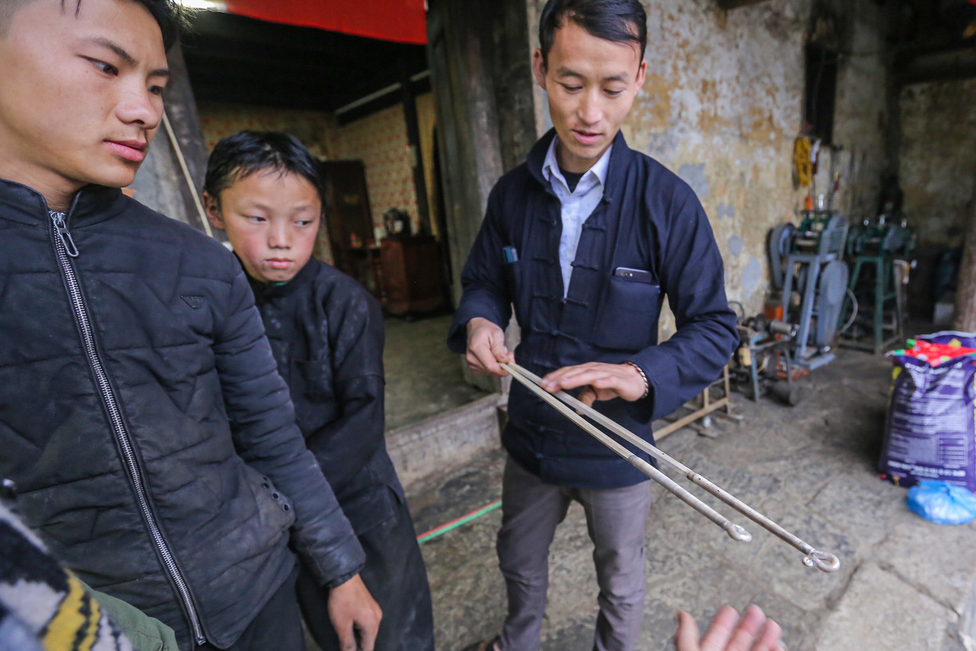 Những thanh bạc được chạm khắc tỷ mỷ trước khi uốn tròn.