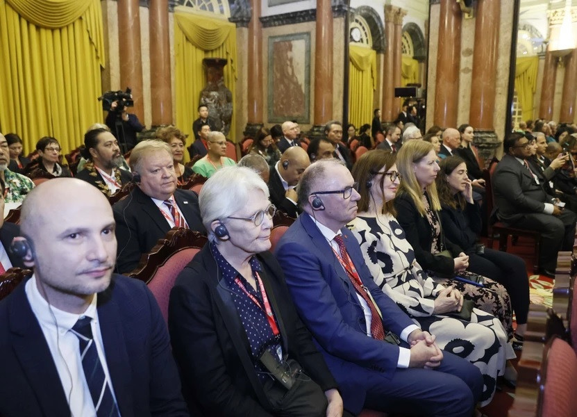 Các đại biểu tham dự Hội nghị Chữ thập Đỏ và Trăng Lưỡi liềm Đỏ khu vực châu Á - Thái Bình Dương lần thứ 11 tại buổi gặp mặt. (Ảnh: Thống Nhất/TTXVN).