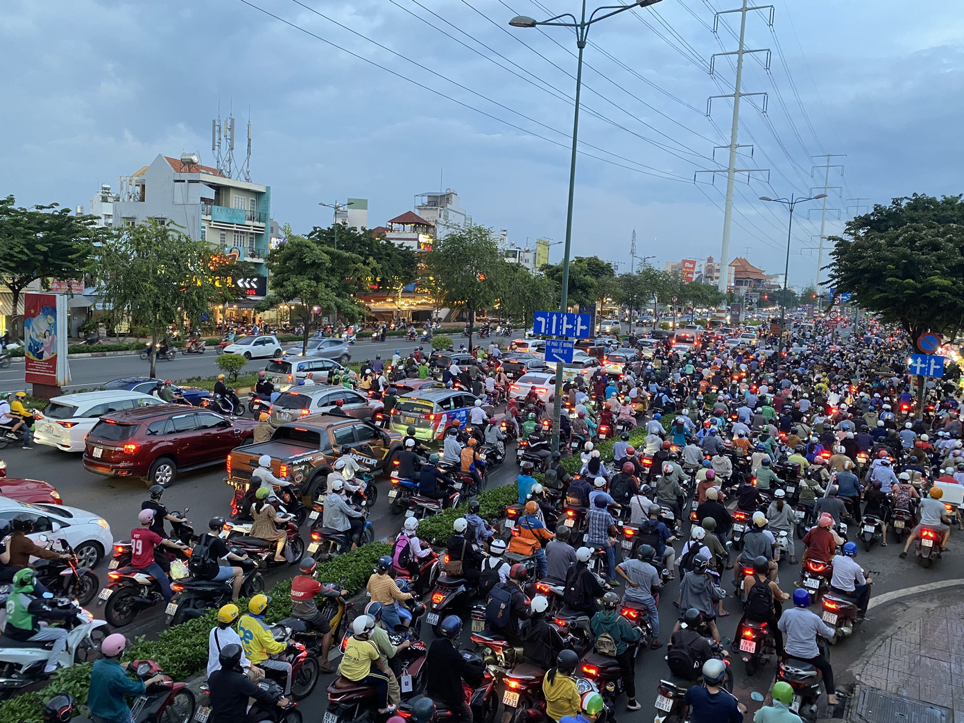 Nghìn xe chôn chân trên tuyến đường nội đô đẹp nhất TP.HCM. Đến gần 18h, tình hình giao thông mới dần ổn định khi hiện trường vụ tai nạn chết người được lực lượng chức năng xử lý, di dời.