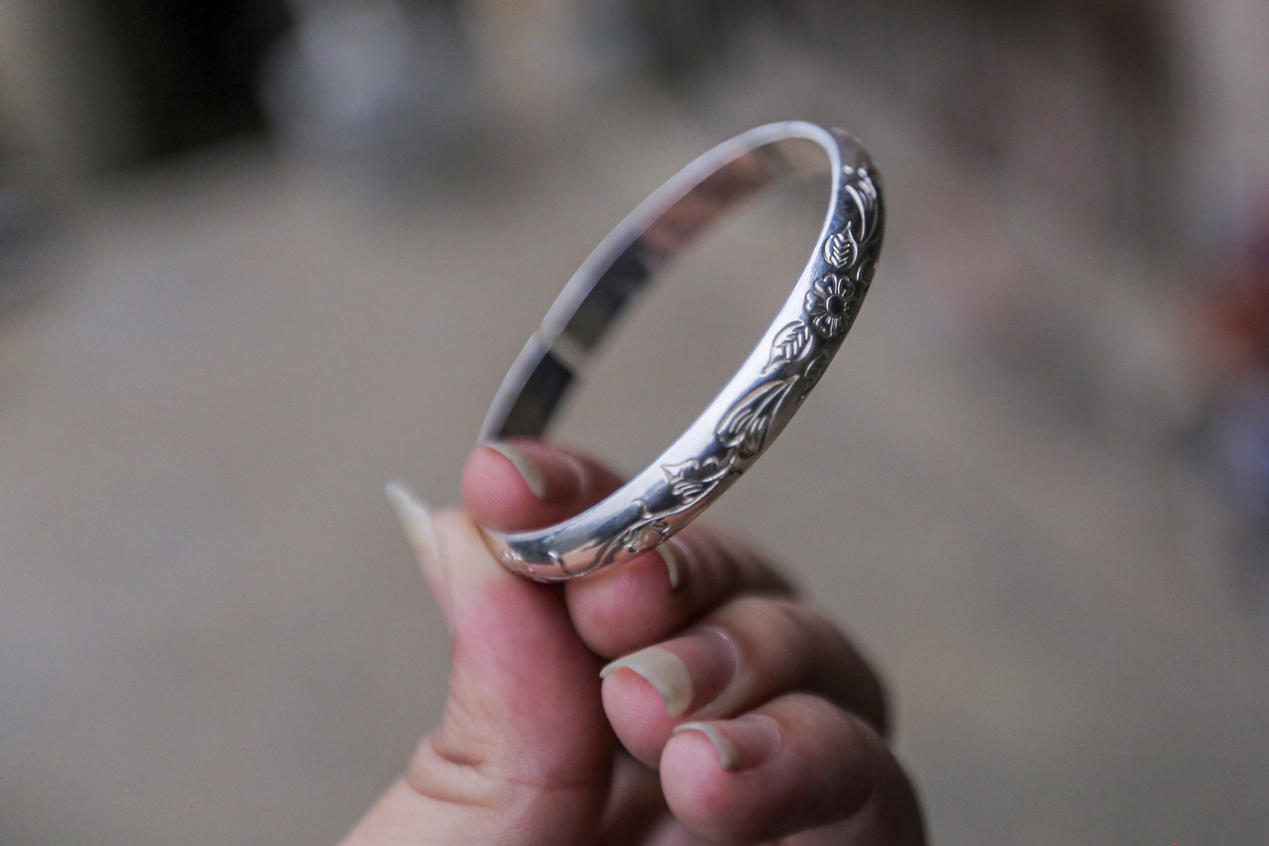 Một chiếc lắc tay tinh xảo bằng bạc cổ. Để làm được vòng này mất nửa ngày đến một ngày.