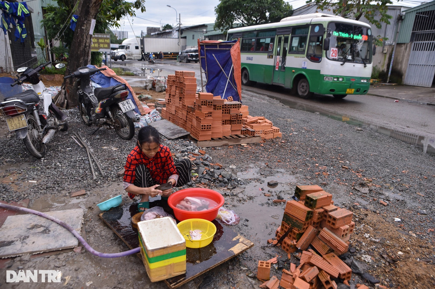 ''Con đường luôn trong tình trạng bùn bẩn, tôi làm nhà ở đây cũng ngại nữa. Đường gì đâu mà nước ứ đọng hoài không rút, quá khổ đường ơi'', bà P. nói. ''Con đường luôn trong tình trạng bùn bẩn, tôi làm nhà ở đây cũng ngại nữa. Đường gì đâu mà nước ứ đọng hoài không rút, quá khổ đường ơi'', bà P. nói.