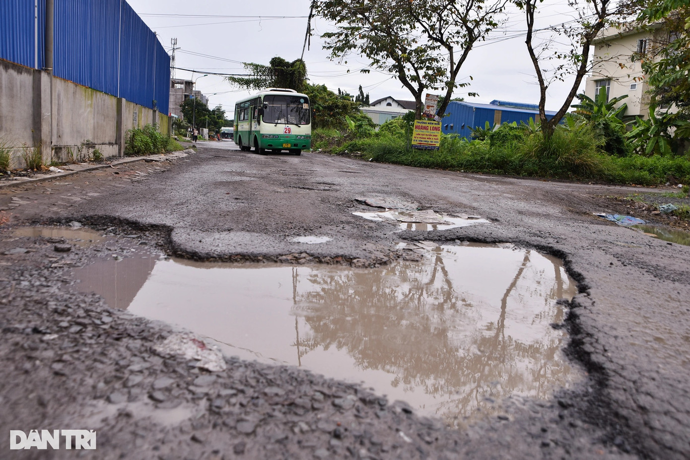 Nước ứ đọng nhiều ngày tại các "ổ voi" khiến việc lưu thông của xe buýt gặp nhiều khó khăn. Nước ứ đọng nhiều ngày tại các "ổ voi" khiến việc lưu thông của xe buýt gặp nhiều khó khăn.