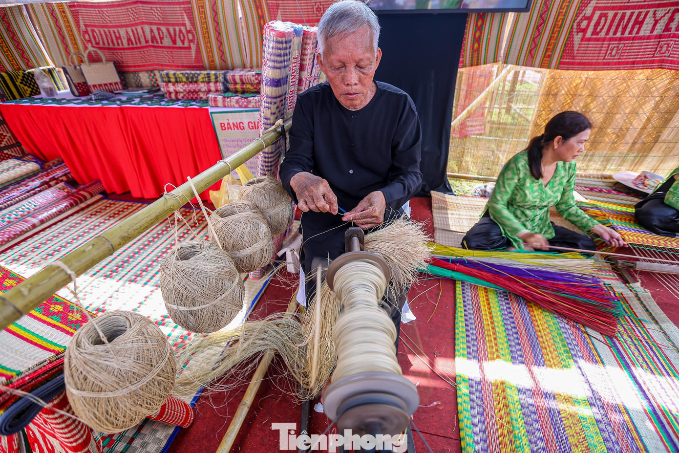 Mặc dù công nghệ làm máy đã được đưa vào tuy nhiên gia đình vẫn duy trì làm thủ công, bà Dinh cho biết, sản phẩm từ máy sẽ có giá thành cao gấp 3 lần so với làm thủ công và không thể đẹp mắt, đa dạng bằng những sản phẩm thủ công.