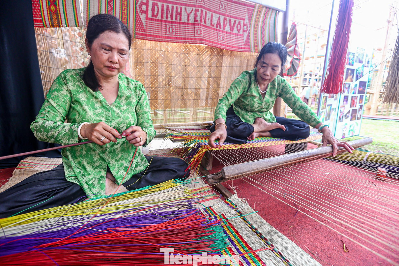 Chiếc chiếu thành hình dưới bàn tay của người thợ lành nghề.