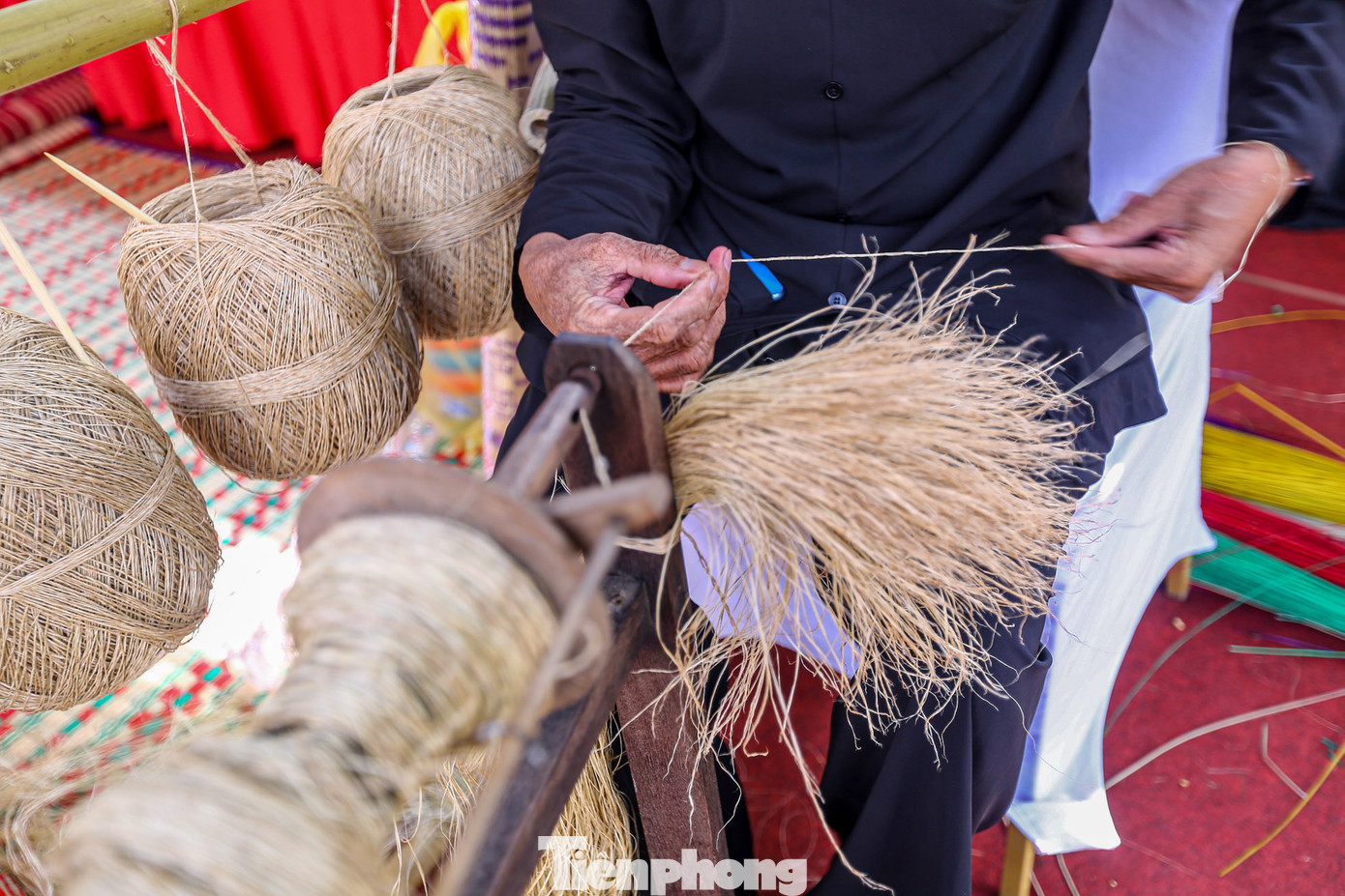 "Làm thủ công sẽ luyện cho đôi tay mềm mại và gắn kết tình cảm các thành viên trong gia đình, giữ gìn nghề của ông bà", bà Dinh nói thêm.