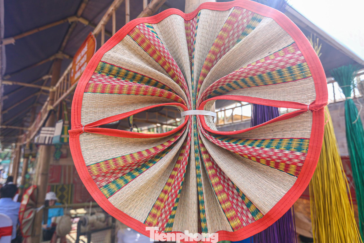 Trung bình mỗi năm, làng chiếu Định Yên sản xuất hàng triệu chiếc chiếu các loại như chiếu vảy ốc, chiếu bông, chiếu con cờ, chiếu trắng, chiếu cổ… tiêu thụ tại các tỉnh, thành phố khu vực Đồng bằng sông Cửu Long, TPHCM và xuất khẩu sang Campuchia.