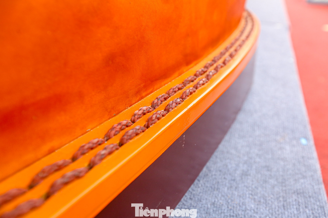 Chia sẻ khó khăn trong quá trình tạo ra chiếc giày da kỷ lục, anh Khương cho biết, ở trong nước, da vật liệu không đáp ứng yêu cầu do da bò trong nước mỏng và kích thước nhỏ. Vì thế, anh phải đặt nhập da trực tiếp từ Ý, cũng phải mất nhiều thời gian để tìm được con bò cho kích thước da lớn đủ yêu cầu.