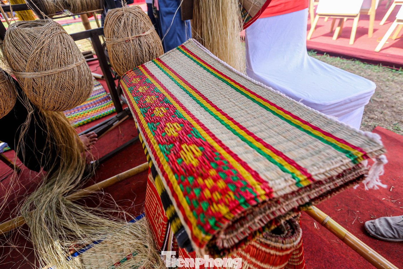 Nghề dệt chiếu tạo ra nguồn thu nhập chính cho nhiều hộ gia đình, giải quyết việc làm, giúp ổn định về mặt kinh tế, góp phần nâng cao đời sống của bà con nông thôn. Tuy thăng trầm, vất vả nhưng người dân Định Yên với nghề cha truyền con nối vẫn một lòng nuôi dưỡng, theo đuổi để nghề dệt chiếu.