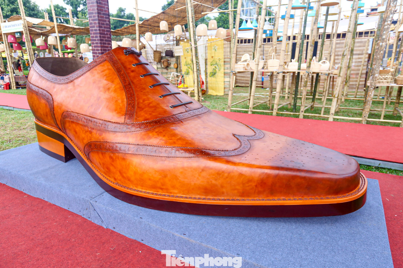 Tác giả của chiếc giày da kỷ lục này là anh Nguyễn Văn Khương (Giám đốc Trung tâm Thiết kế và Phát triển sản phẩm - Viện Nghiên cứu Da Giày). Anh Khương cho biết: "Chiếc giày được làm và hoàn thiện bằng da bò cao cấp, tôi cùng với 3 đồng sự cùng đam mê đã ấp ủ và lên ý tưởng, hoàn thiện trong vòng 10 tháng".