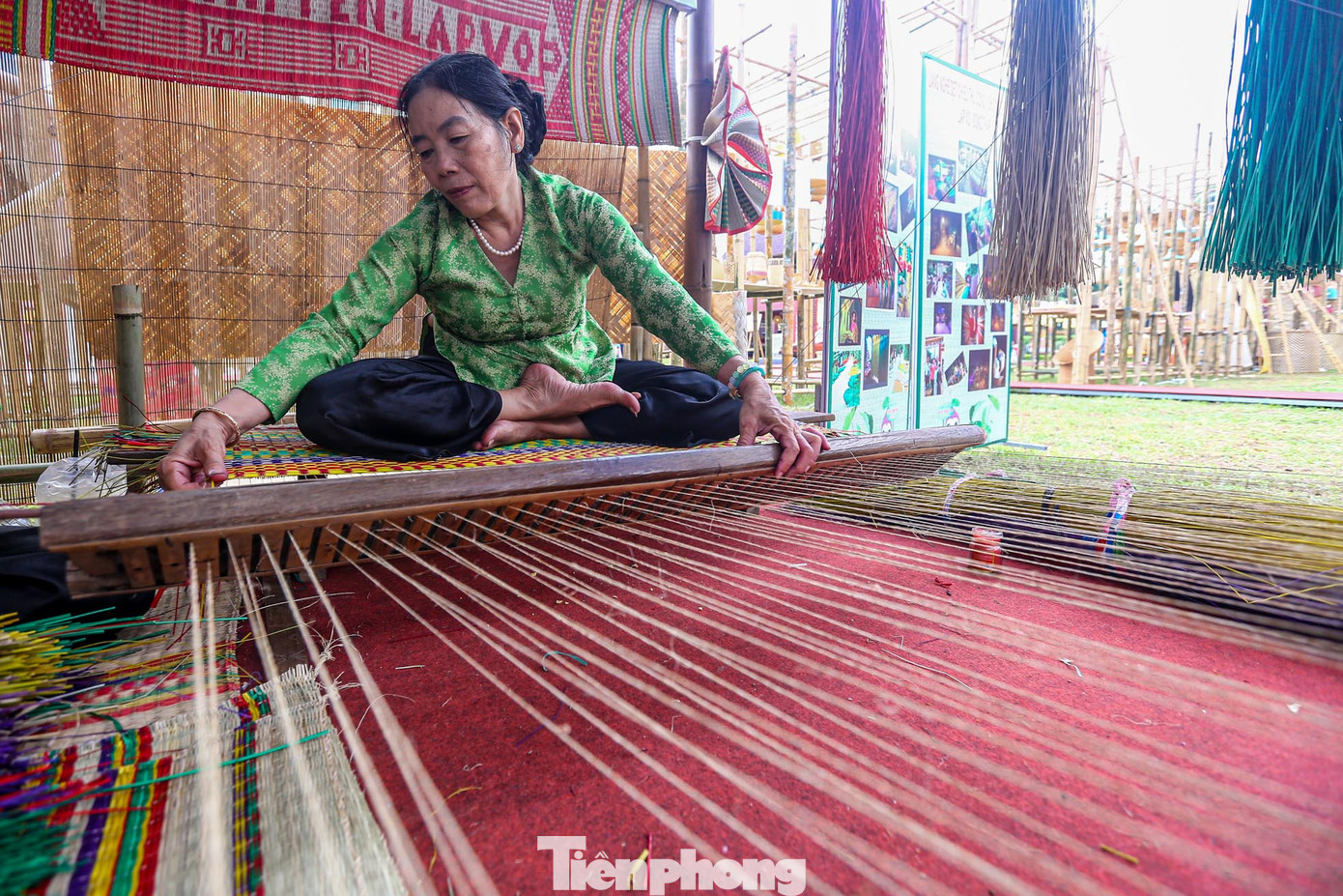 Bà Dinh (thôn Định Yên, huyện Lấp Vò, tỉnh Đồng Tháp) chia sẻ đã theo nghề làm dệt chiếu từ lúc 10 tuổi cho đến nay. Trong gia đình bà, nghề dệt chiếu đã được truyền 3-4 đời: "Nghề dệt chiếu cũng là thu nhập chính của gia đình, mặc dù thu nhập một ngày chỉ 150.000-200.000 đồng, nhưng ai nấy trong nhà đều vui vẻ theo nghề truyền thống này".