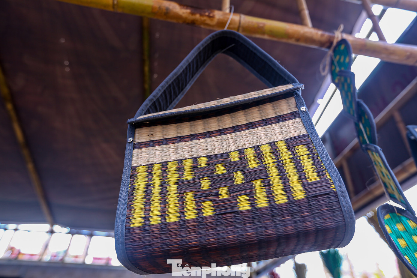 Ngoài các sản phẩm chiếu, túi xách, giỏ, những vật dụng gia đình... cũng được những nghệ nhân tạo ra một cách độc đáo từ việc dệt thủ công