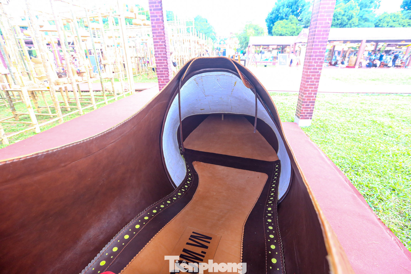 Thông tin từ trang web của Tổ chức Kỷ lục Việt Nam, Vào chiều ngày 8/11/2023, tại Viện Nghiên cứu Da Giầy (số 160 Hoàng Hoa Thám, TP Hà Nội), Tổ chức Kỷ lục Việt Nam (VietKings) đã trao bằng xác lập Kỷ lục đến ông Nguyễn Văn Khương - Giám đốc Trung tâm Thiết kế và Phát triển sản phẩm, Viện Nghiên cứu Da Giầy với Chiếc giày da nam lớn nhất, phá kỷ lục Việt Nam.