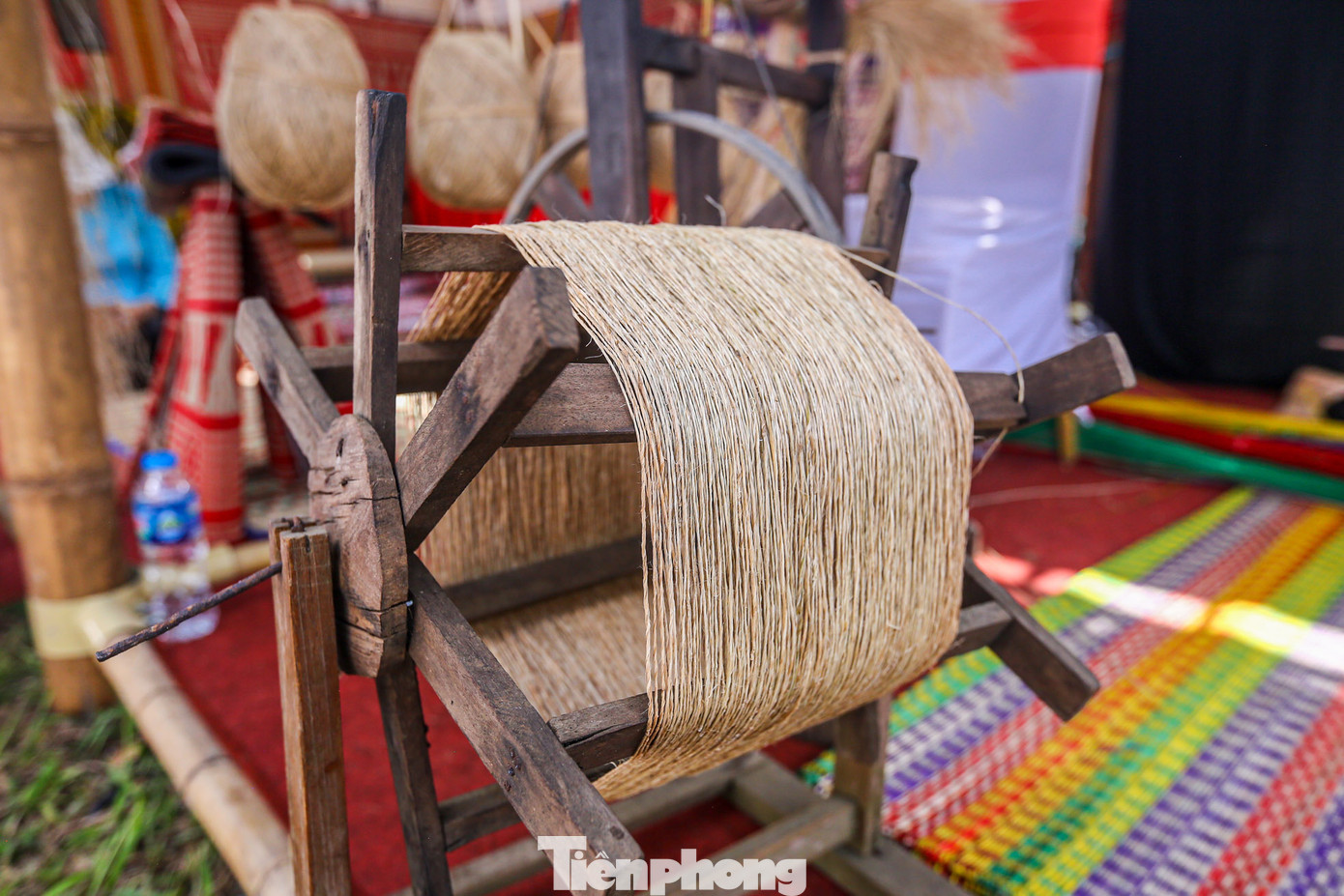 Quá trình dệt chiếu được người dân Đồng Tháp tái hiện tại Hà Nội. Để hoàn thành một chiếc chiếu, người thợ phải làm rất nhiều công đoạn. Trong đó công đoạn đầu tiên là chọn lác-nguyên liệu chính. Nghệ nhân dệt chiếu chia sẻ, để có một chiếc chiếu đẹp và bền thì trước tiên phải chọn nguyên liệu là cây lác thật già, sau đó chọn lựa chiều dài của lác phù hợp với khổ chiếu cần dệt.