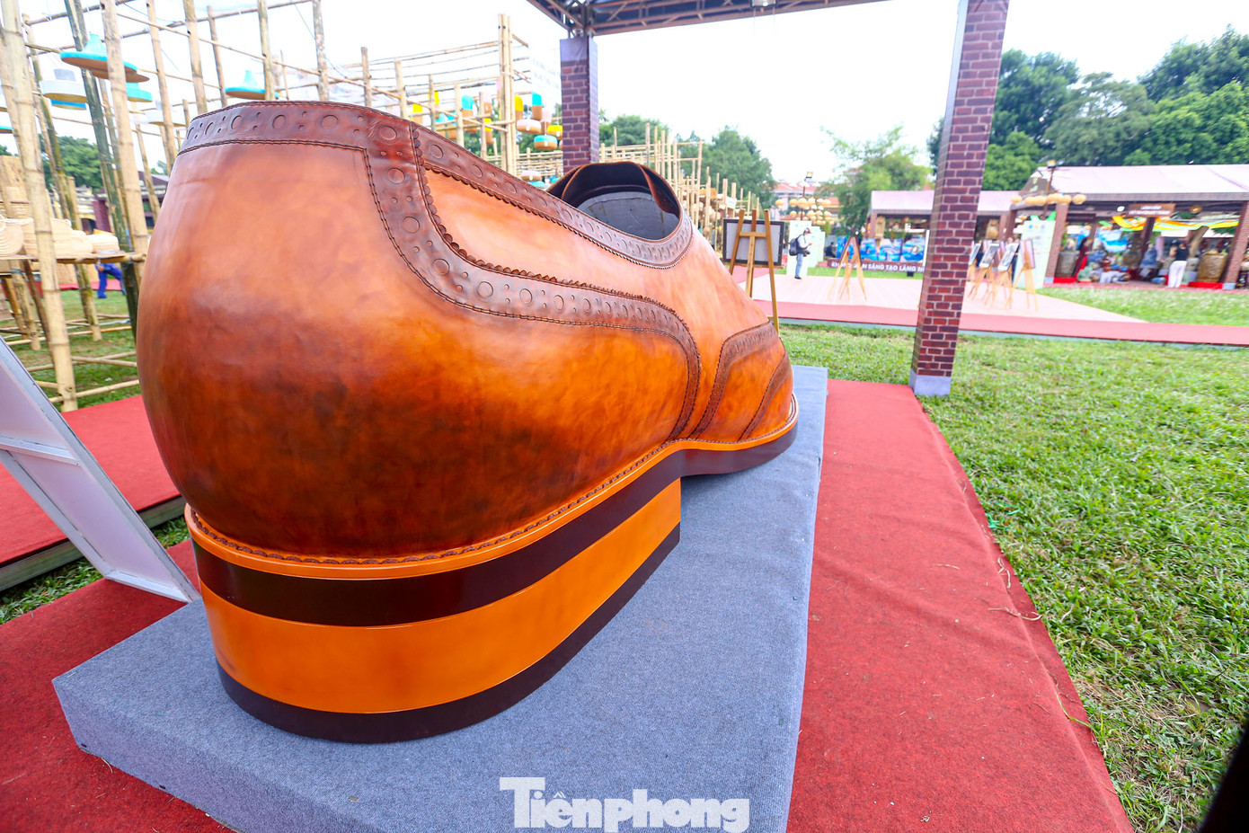 Cho tới nay, chiếc giày da này chỉ đang có kích thước lớn sau chiếc giày bóng đá lớn nhất thế giới vừa được ra mắt tại Qatar với chiều dài hơn 5,1m, cao hơn 2,1m và nặng 500kg.