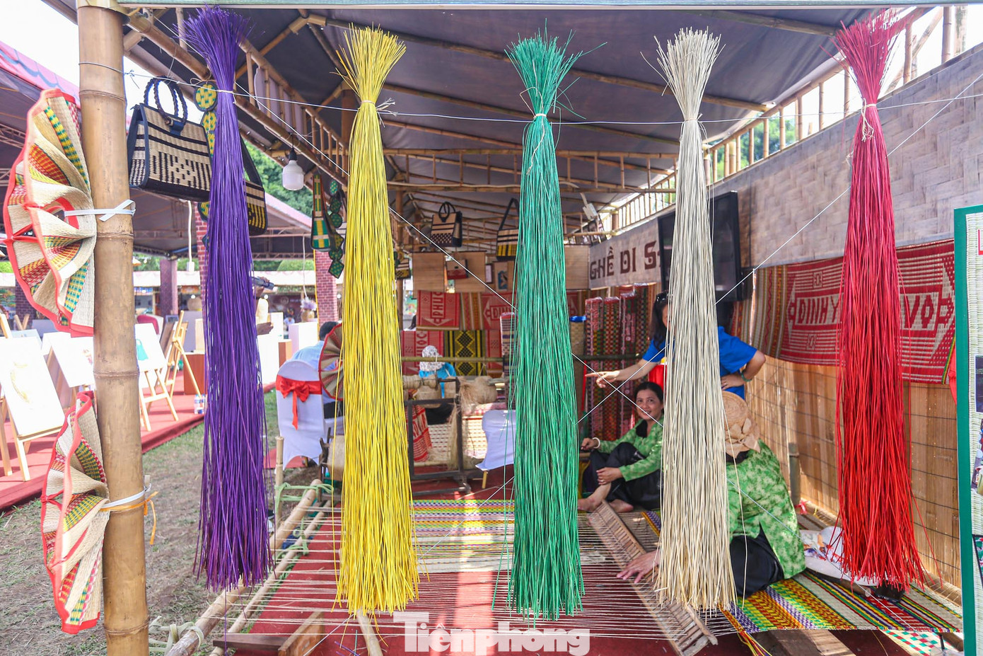 Những sợi lác mang đi phơi nắng từ 30 phút đến một tiếng trước khi nhuộm màu xanh, đỏ, tím, vàng… . Để màu nhuộm chính xác, khó phai thì phải nấu phẩm màu lên, nhúng từng chùm lác nhỏ vào, tùy theo độ đậm nhạt mà có thể nhúng 2-3 lần trở lên. Sau đó, lác tiếp tục được mang phơi nắng thêm một buổi rồi mới mang vào dệt.