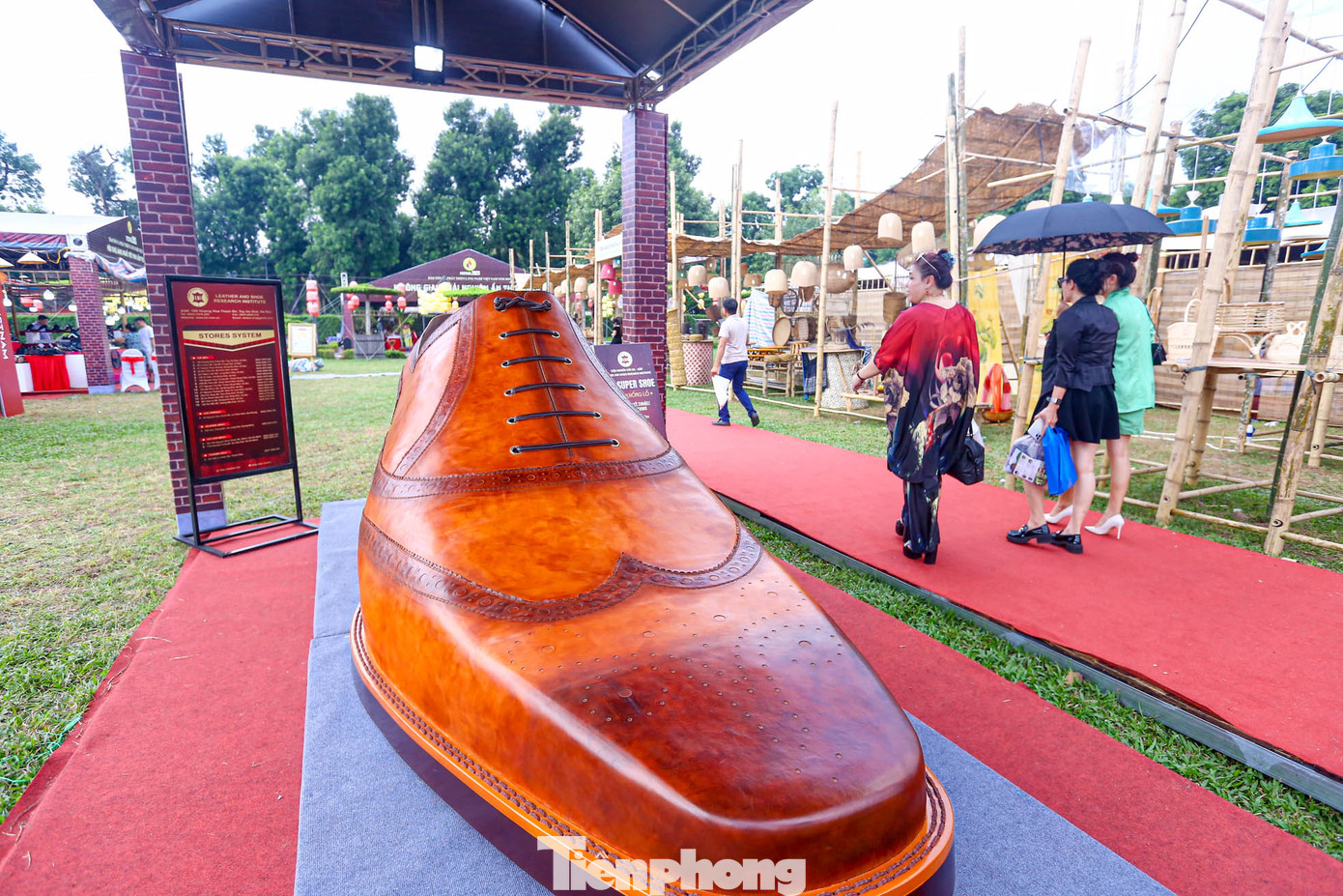 Kỷ lục chiếc giày da nam lớn nhất Việt Nam không chỉ là sự ghi nhận xứng đáng với những nghệ nhân, mà còn góp phần quan trọng vào việc quảng bá, giới thiệu về chất lượng, khả năng sáng tạo của ngành sản xuất da giày Việt Nam.