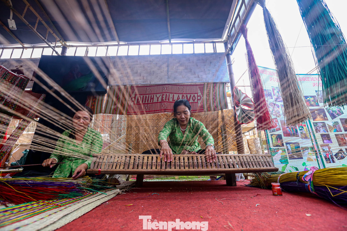 Khi dệt xong, người thợ mang chiếu đi cắt bìa, may vải và phơi nắng. Trong các loại chiếu thì chiếu hoa và chiếu vảy ốc là khó dệt nhất bởi nó đòi hỏi sự phân bố, bắt chữ sao cho đẹp và tinh xảo.