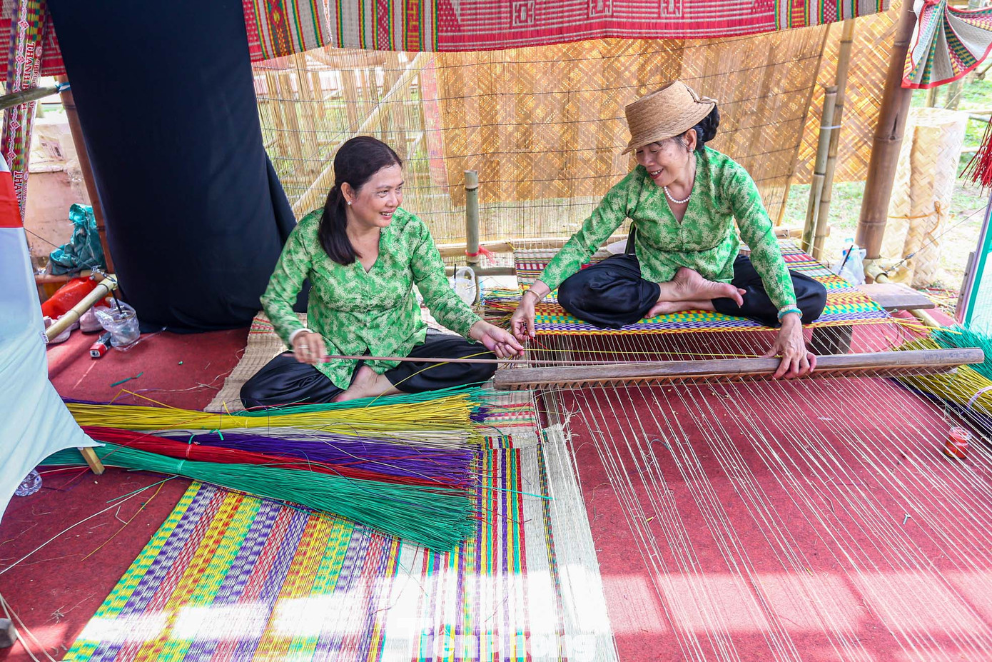 Khi dệt chiếu cần 2 người cùng làm, phối hợp ăn ý. Trung bình 2 tiếng có thể dệt xong một chiếc chiếu khổ lớn.