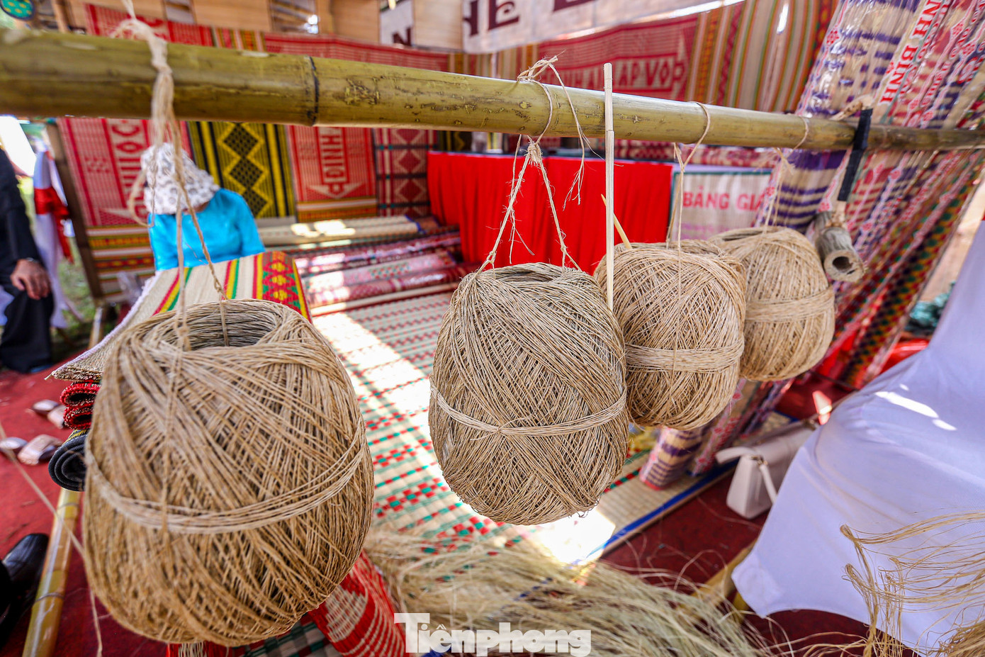 Lác dệt chiếu cần phải chọn lựa kỹ càng. Từng sợi suôn dài đều nhau, không quá to và cũng không quá nhuyễn. Sợi sáng màu thì đem dệt chiếu trắng, còn lại sẽ mang đi nhuộm. Đây là công đoạn đòi hỏi độ lành nghề. Người thợ phải lựa bằng giác quan và kinh nghiệm chứ không dựa trên bảng màu sẵn có.