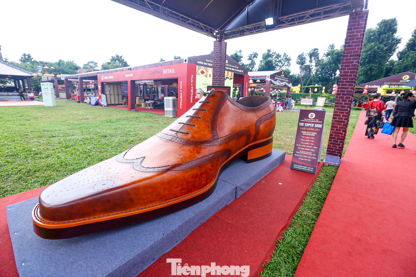 Trước đó, vào năm 2010, ông Nguyễn Văn Khương cũng đã thực hiện chiếc giày da nam xác lập Kỷ lục Việt Nam với chiều dài 2,72m, ngang 1,1m, cao 1,3m. Để làm nên chiếc giày nam này, ông và các nghệ nhân Hội Da giày xã Phú Yên đã sử dụng 40m2 da bò cao cấp, 300m chỉ khâu, pho mếch để gò 12m2, một thùng keo gò 10kg. Theo ông Nguyễn Văn Khương, chiếc giày này được tạo nên từ 53m2 da bò cao cấp, là kết tinh của ý chí, đam mê và tinh tuý của nghề da giày Việt Nam.