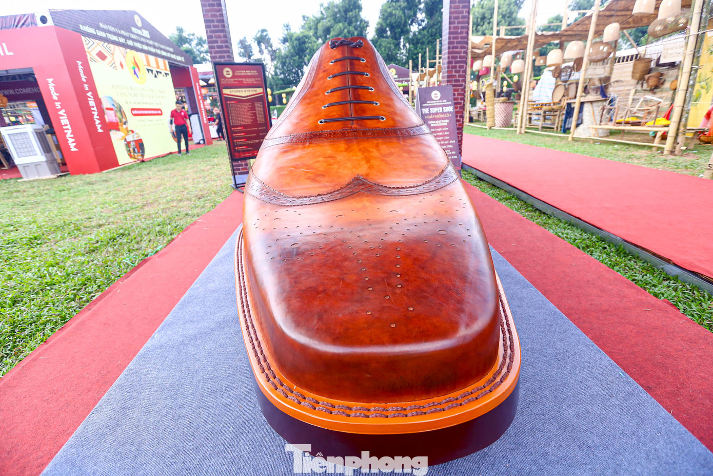 Sau khi hoàn thiện, chiếc giày có chiều dài 4,02m, chiều cao 1,30m, rộng 1,39m, nặng 200kg.