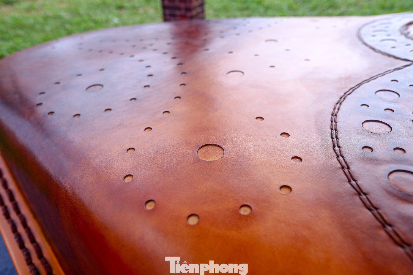 Theo quan sát, chiếc giày da này được thiết kế theo dáng của giày Oxford Wingtips. Đây là dáng giày da lịch sự nhưng cũng đủ trẻ trung, được nhiều nam giới lựa chọn.