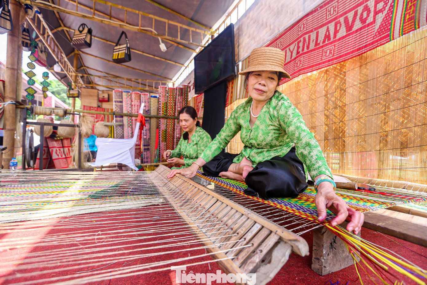 Động tác dập phải dứt khoát, đủ độ mạnh để lác thẳng hàng, không xếp chồng lên nhau.