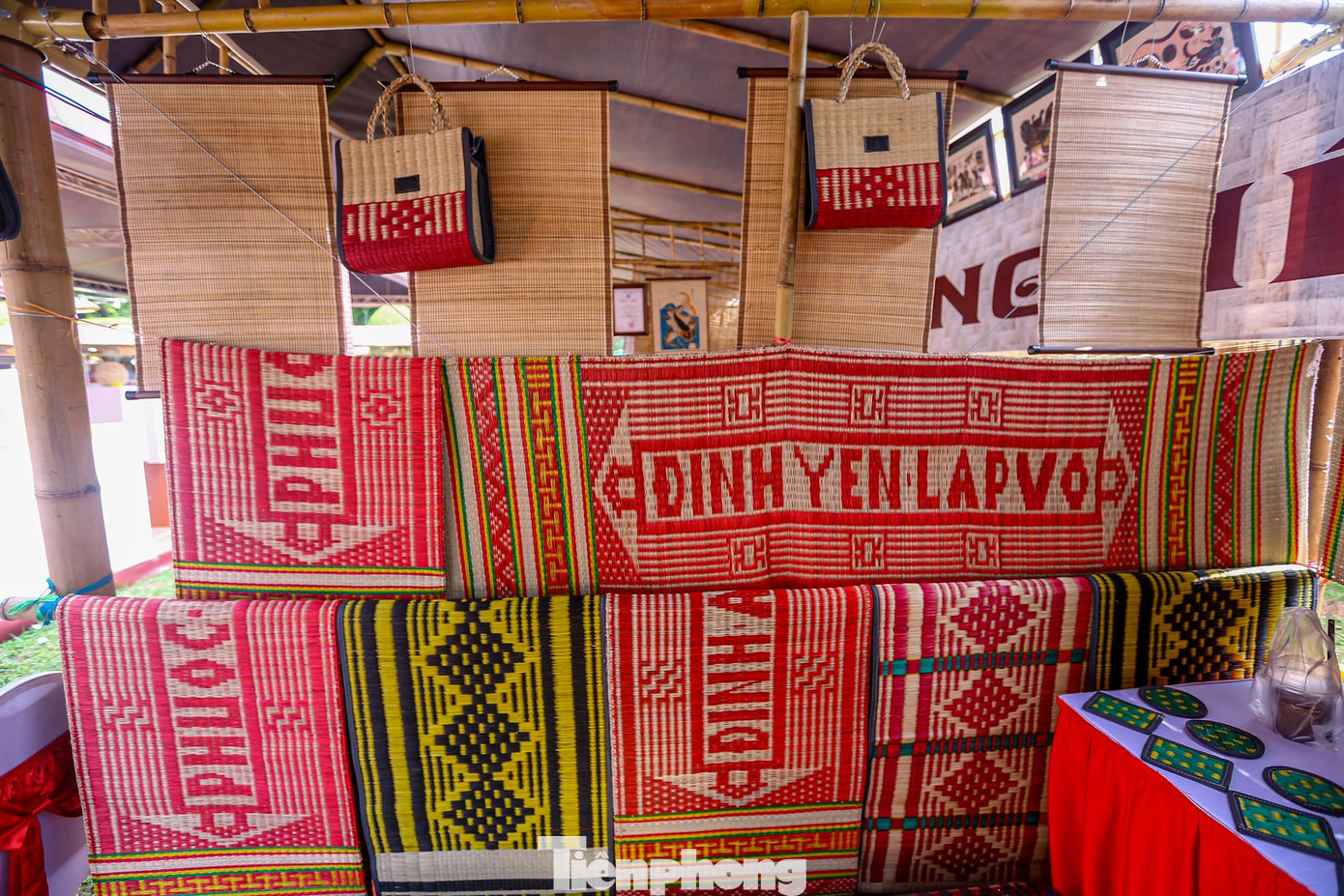 Làng chiếu Định Yên nổi tiếng ở vùng ĐBSCL đến độ đi vào câu ví von: “Định Yên có vựa chiếu to/Lấy chồng xứ Định không lo chiếu nằm”. Trải qua nhiều thăng trầm, nghề dệt chiếu ở Định Yên (huyện Lấp Vò, tỉnh Đồng Tháp) vẫn được lưu truyền từ thế hệ này sang thế hệ khác và đã tồn tại trăm năm. Được biết, hiện nay, làng chiếu Định Yên có trên 800 hộ làm nghề dệt chiếu.